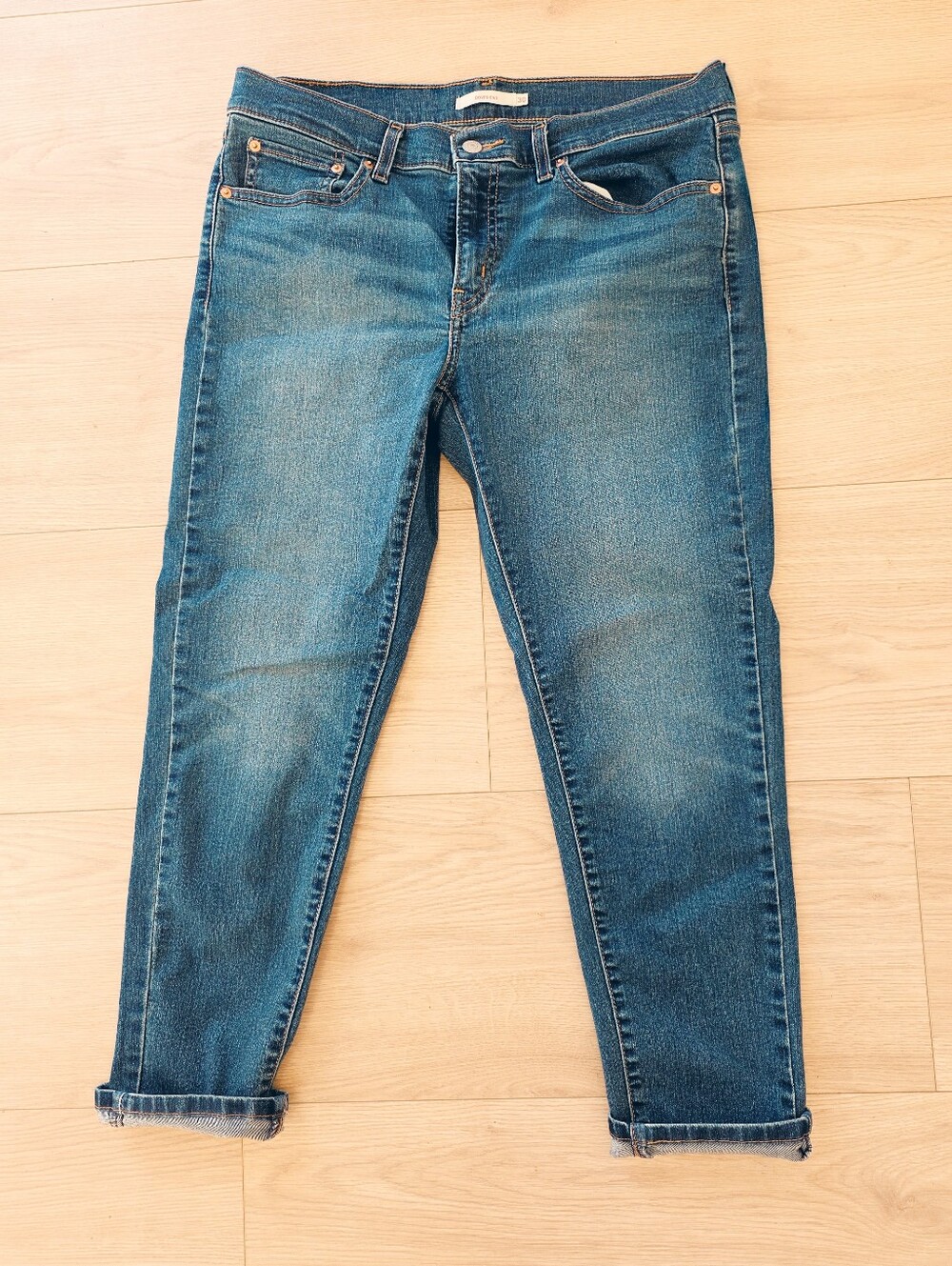 Levi’s Boyfriend Jeans Size 30 Medium Wash Cropped Relaxed Denim - Picture 3 of 7